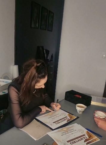 Podpisywanie certyfikatów ukończenia szkolenia Beauty Expert