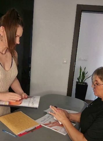 Praca z materiałami szkoleniowymi podczas kursu masażu